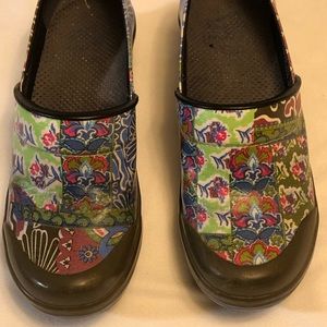Dansko Vegan Floral Plaid Clogs Women’s size 36